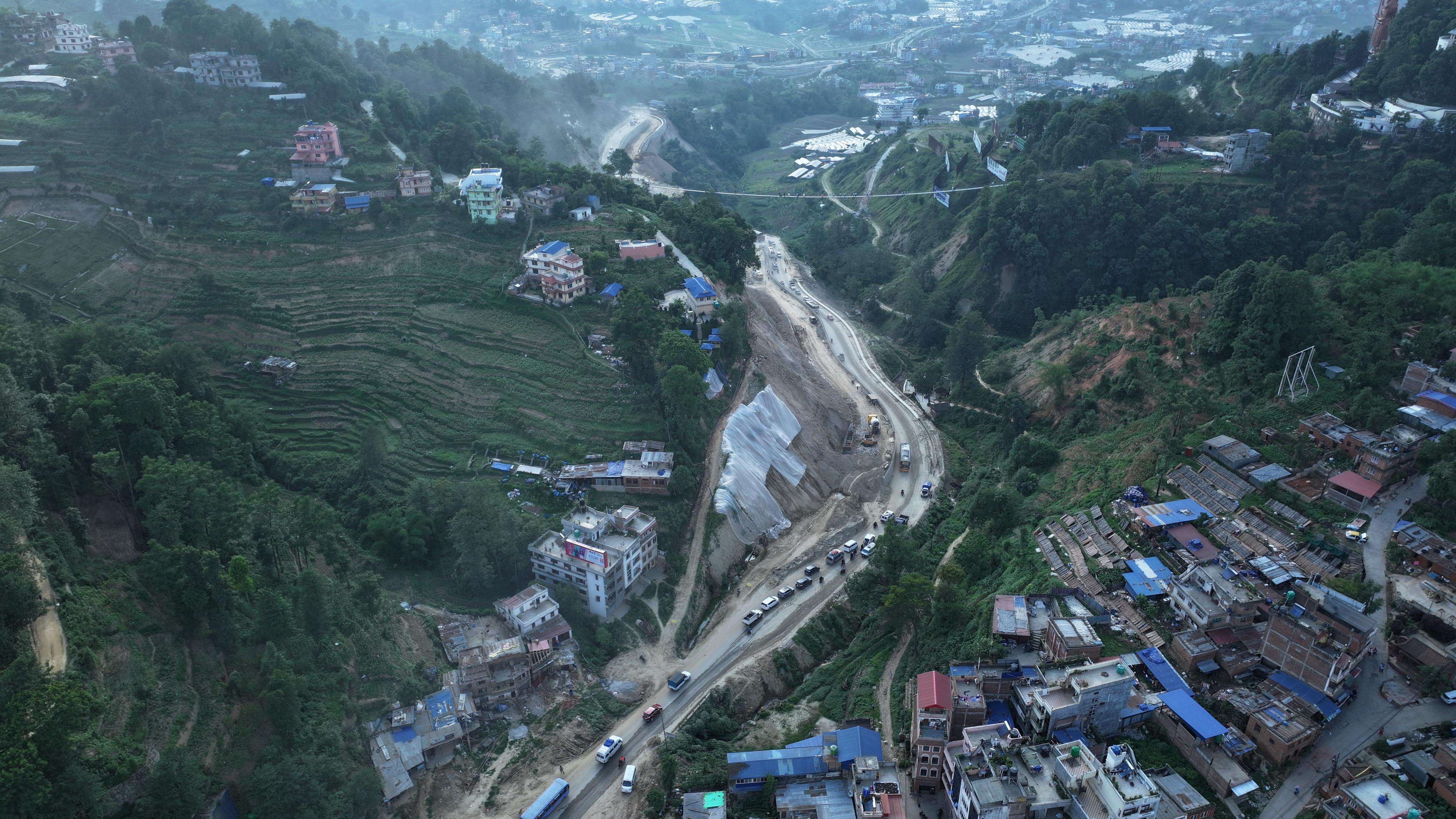 ड्रोनबाट यस्तो देखियो विस्तार हुँदै गरेको अरनिको राजमार्गको सूर्यविनायक–साँगा खण्ड