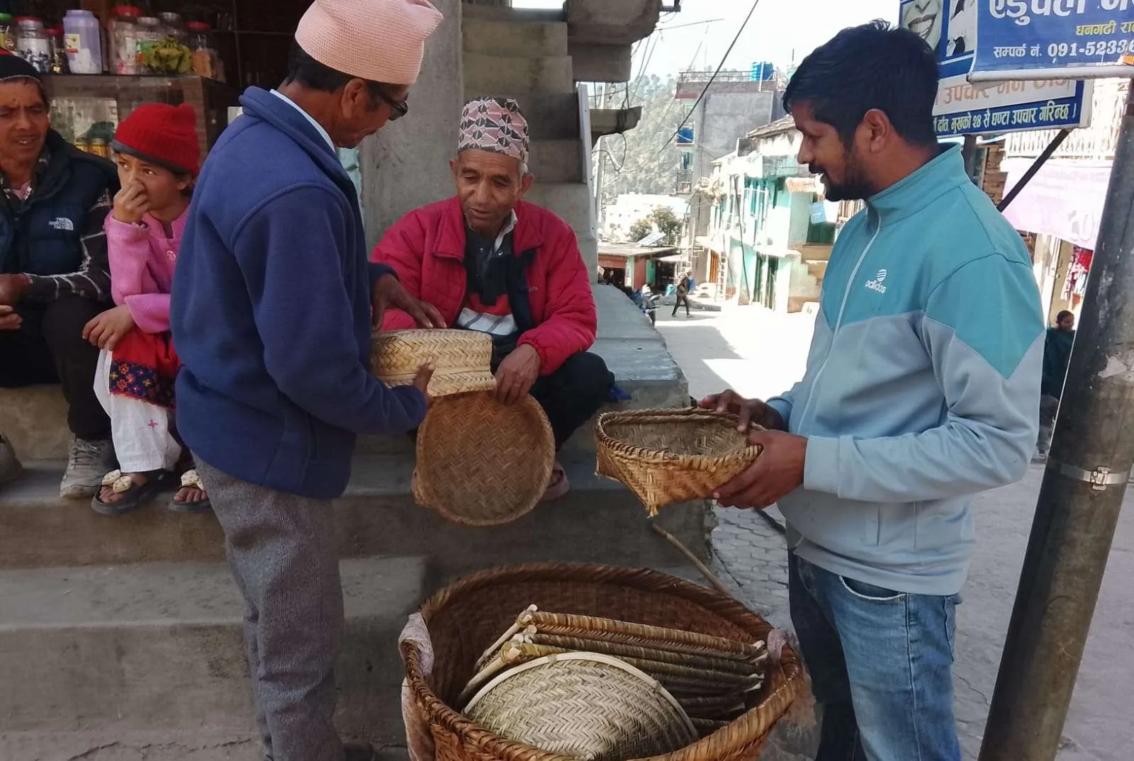 चोयाका सामाग्रीहरुको संरक्षणमा बाजुराका रावत : मेहेनत अनुसारको आम्दानी भने कम