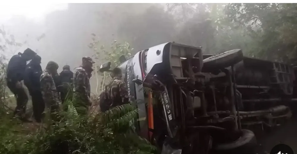 डडेल्धुराबाट काठमाडौँतर्फ आउँदै गरेको बस दुर्घटना, २२ यात्रु घाइते