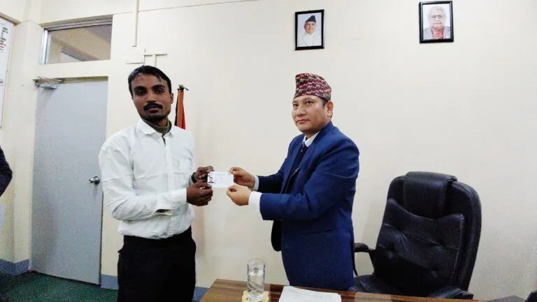 बाँकेमा पहिलो पटक आमाको नामबाट वंशजको नागरिकता जारी